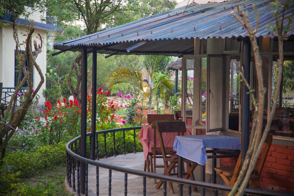 Chitwan Adventure Resort Sauraha Exterior photo