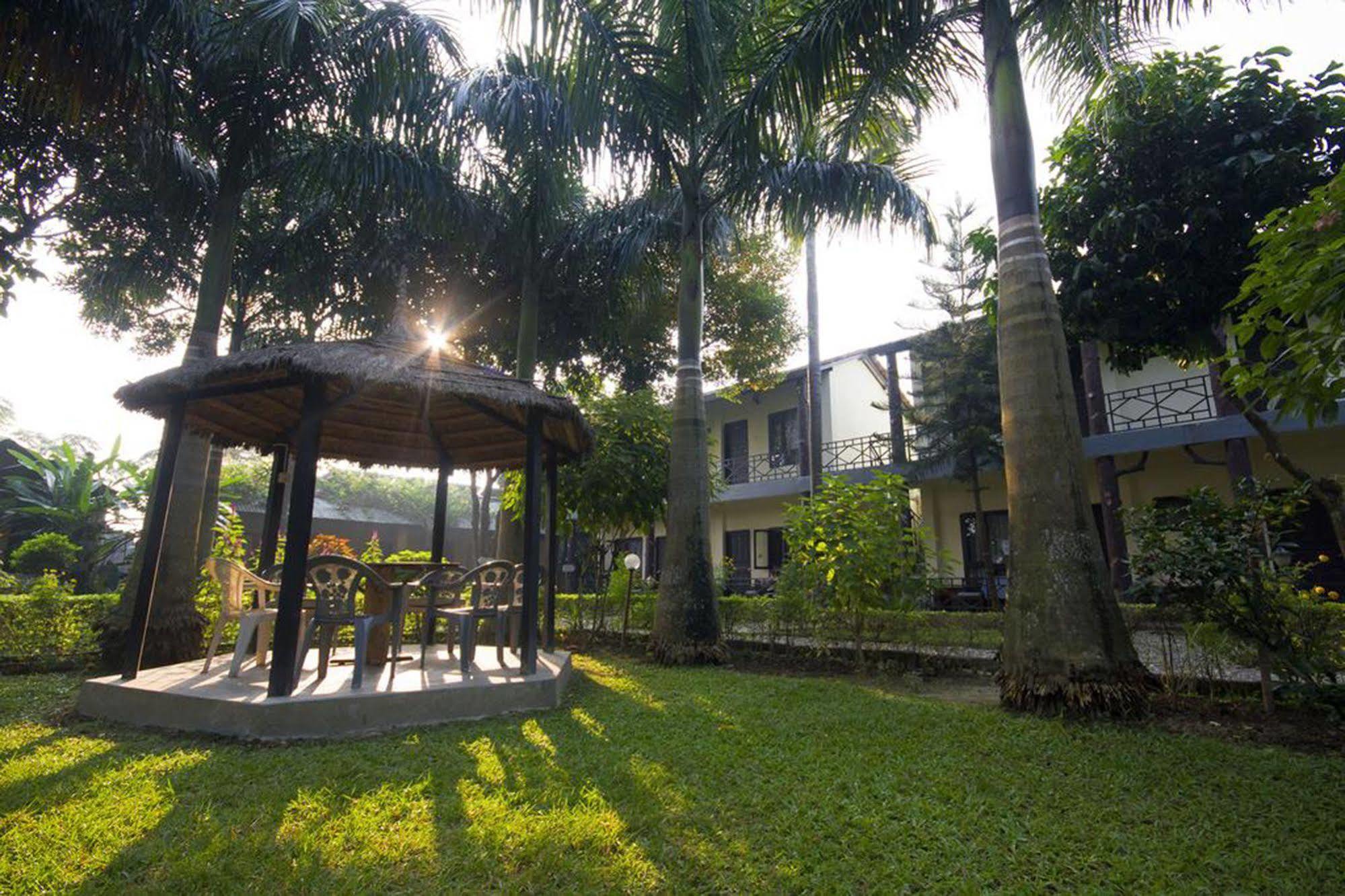 Chitwan Adventure Resort Sauraha Exterior photo