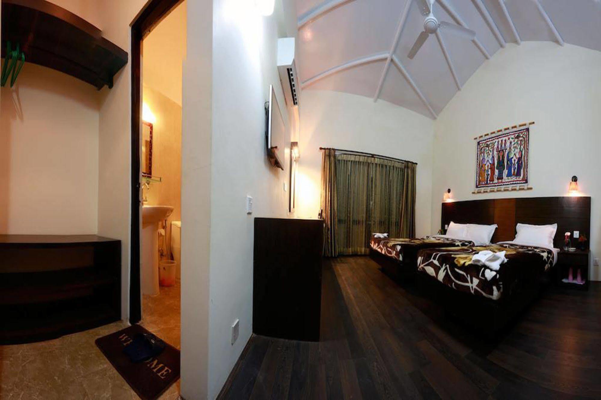 Chitwan Adventure Resort Sauraha Exterior photo